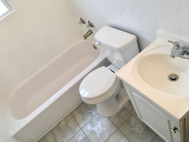 Building Photo - Fantastic 3 Bedroom EOG Townhome with Parking Pad in Parkville!