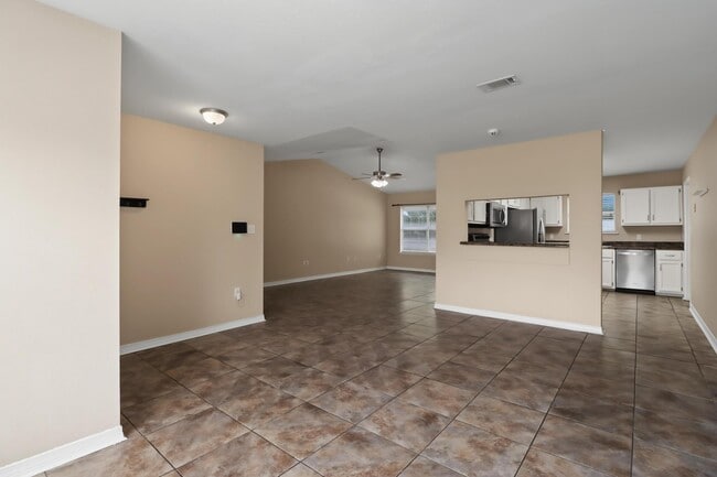 Building Photo - 2 Fleetwood Dr