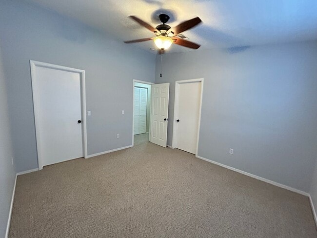Building Photo - Gated Townhome 3-Bedrooms 2.5-Bathrooms!