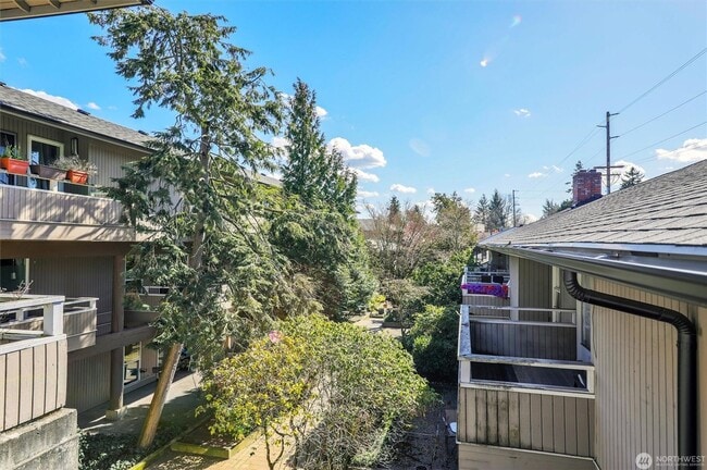 Building Photo - 952 100th Ave NE
