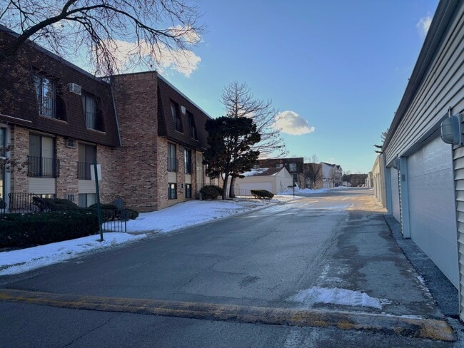 Building Photo - 201 N Waters Edge Dr