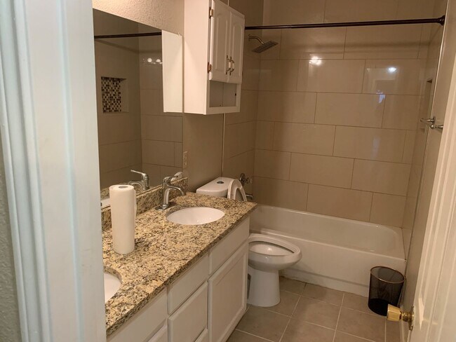 Building Photo - Beautiful 4 bedroom 2 bath home