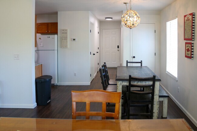 Building Photo - 596 W Moan Pl