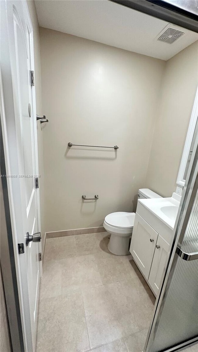 Building Photo - 990 E 2nd St