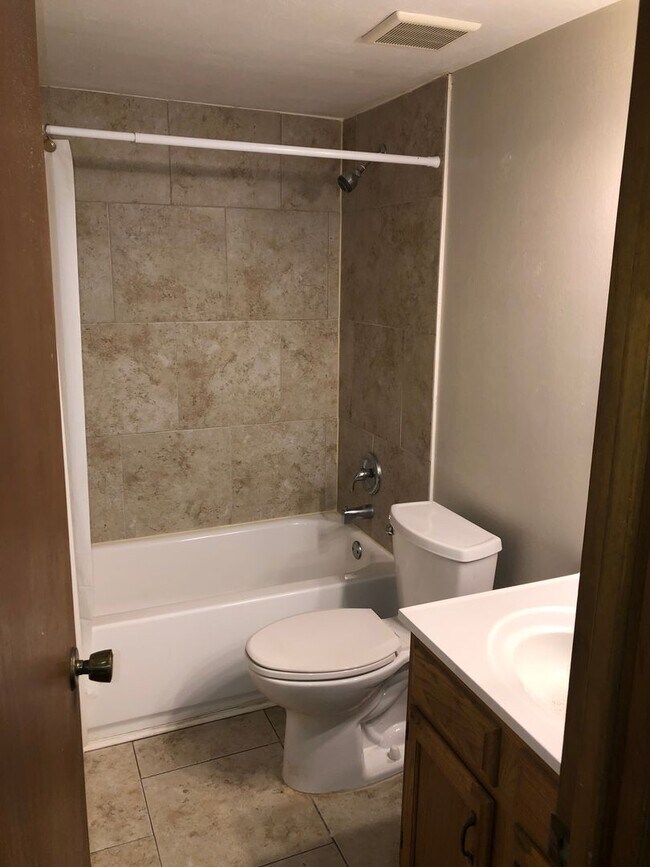 Building Photo - Woodside Villas