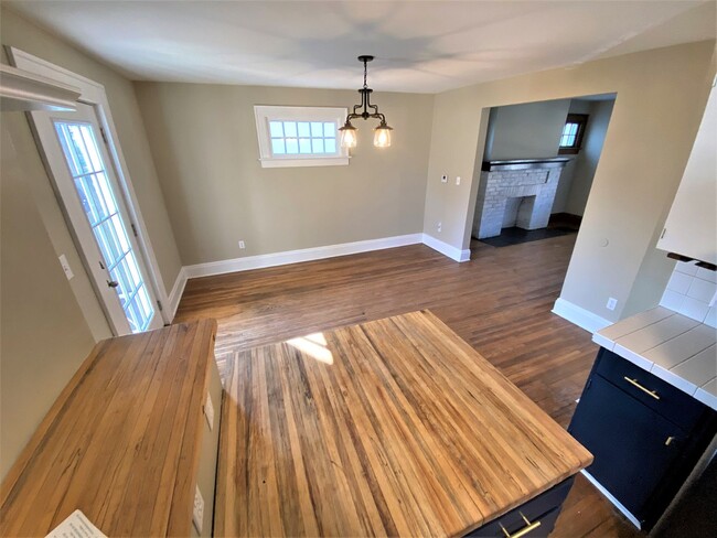 Building Photo - 3 Bedroom House - Grandview Area