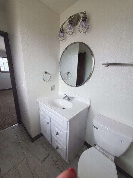 Master bathroom - 1078 N Pond Dr