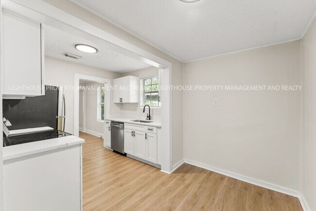 Building Photo - Newly Renovated 3 Bedroom Home With Modern Kitchen