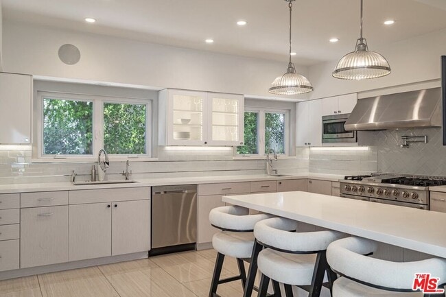 Building Photo - 703 N Maple Dr