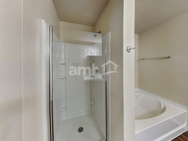 Building Photo - 16508 Jasmine Springs Dr