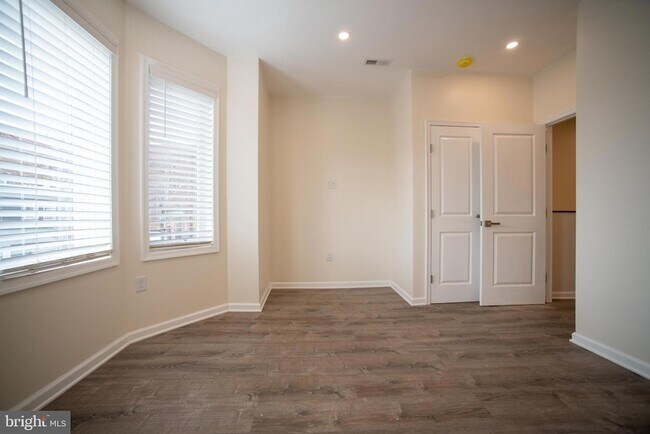 Building Photo - 2049 Snyder Ave