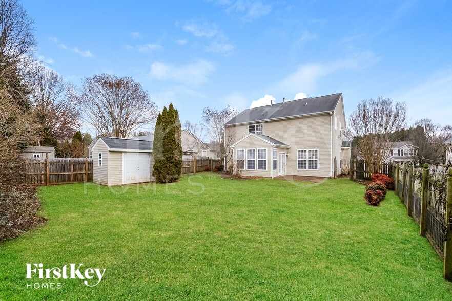 Building Photo - 6052 Glen Way Dr