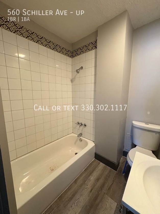 Building Photo - One bedroom one bathroom second level apar...