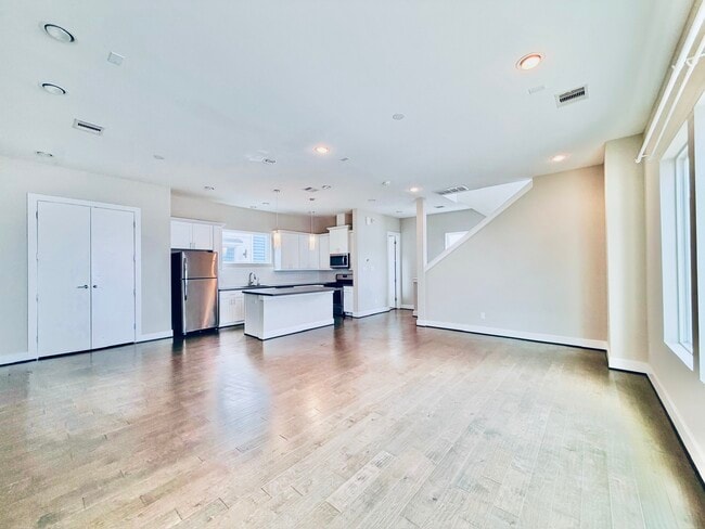 Building Photo - 2632 Bastrop St