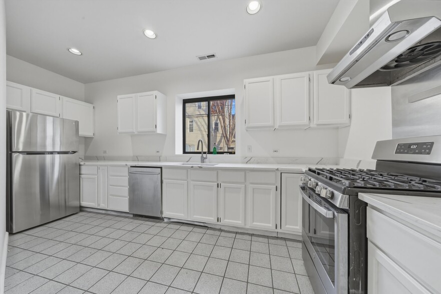 Building Photo - 4537 N Greenview Ave