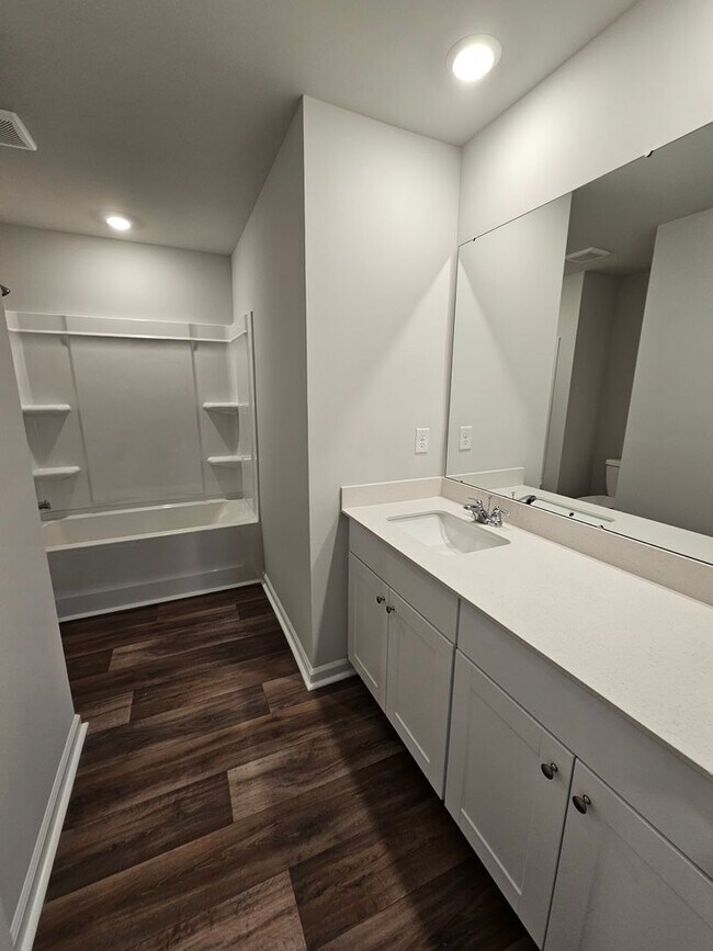 Building Photo - 5 Bedroom/ 2.5 Bath in Waterfall Village