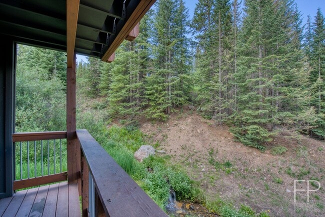 Building Photo - Walk to Bus Stop! Great Views and Hiking! ...