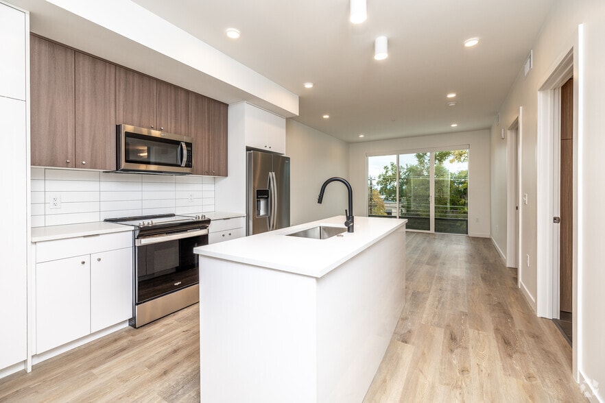 2BR, 1.5BA - B1/826 SF - Haymaker