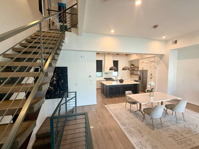 Building Photo - 513 Memorial Heights Dr