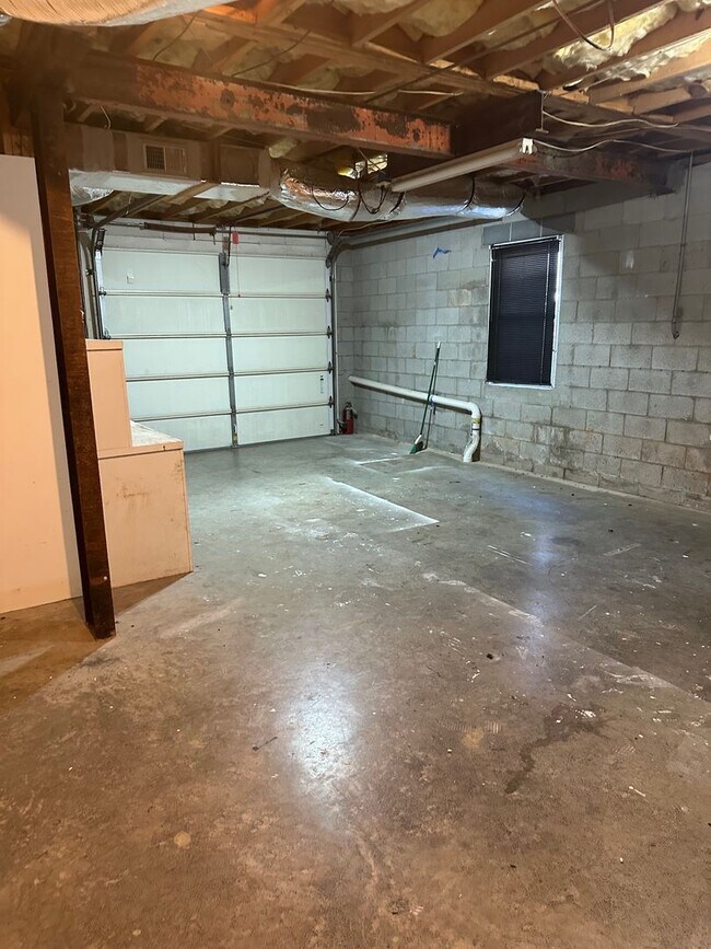 Building Photo - HOME AVALIABLE FOR RENT ON 2 ACRES! **RENT SPECIAL, $500 OFF FIRST FULL MONTH RENT**