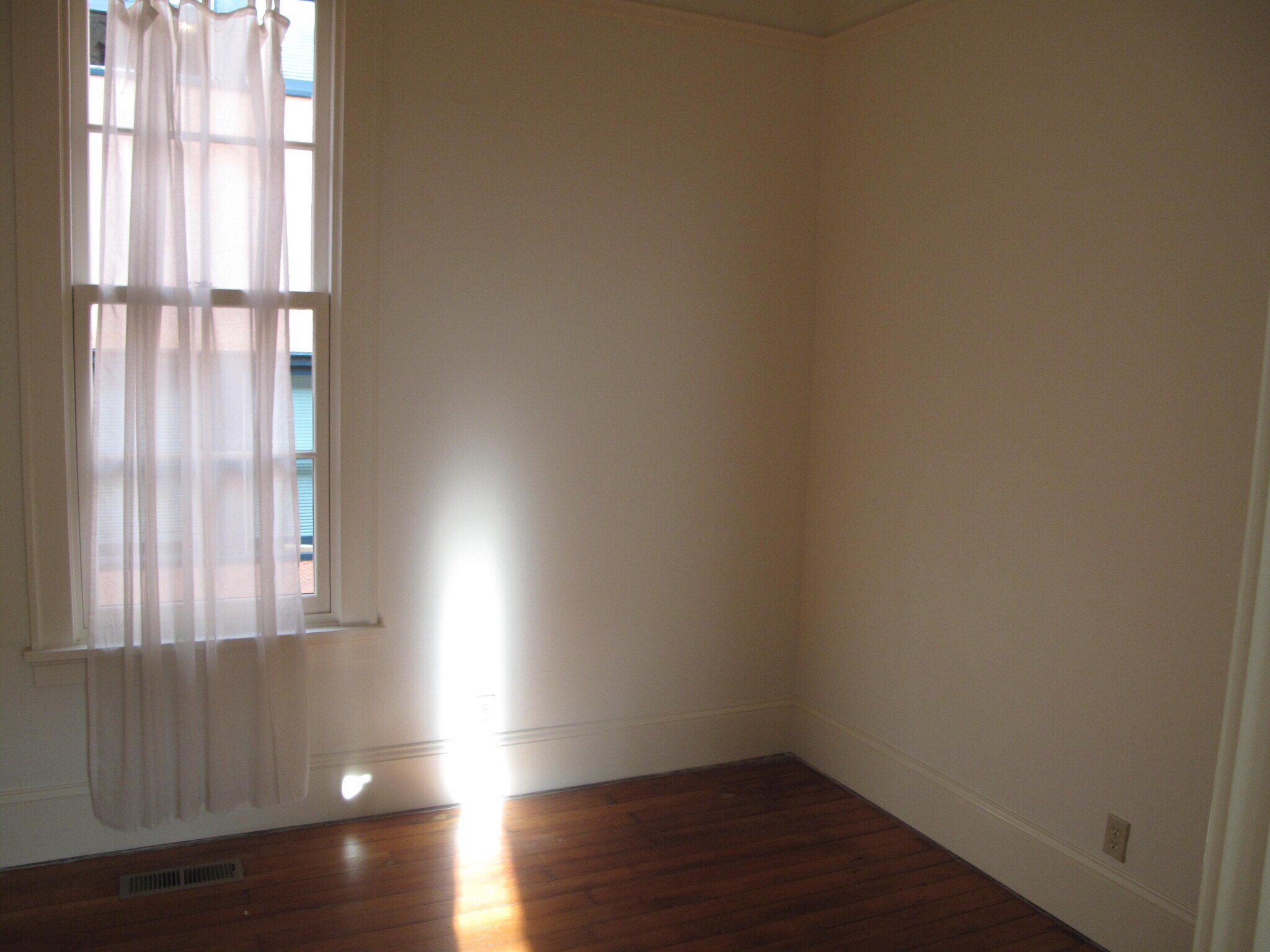 Upper Bed - 1945 NW Raleigh St