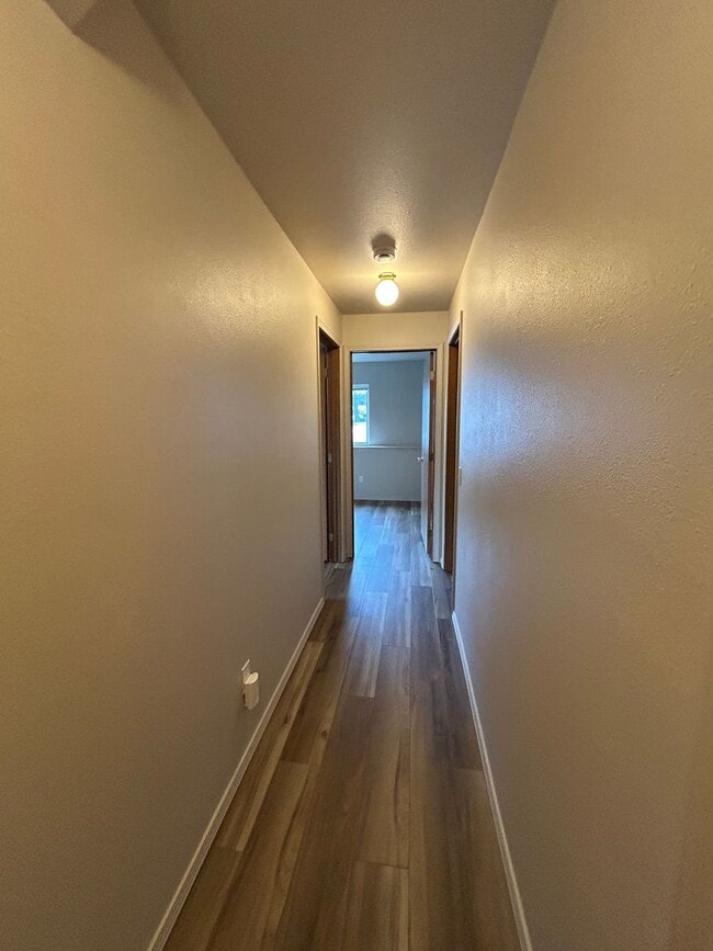 Building Photo - Split Level Townhouse