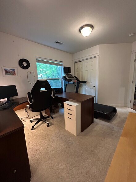 Building Photo - 21365 Oakview Dr