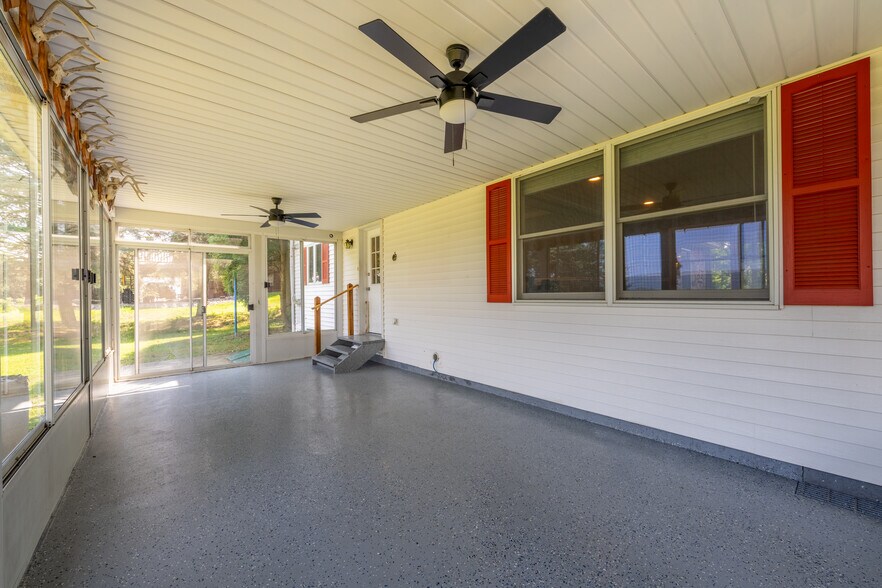 Building Photo - 3250 Vista Dr