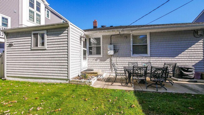 Building Photo - 410 N Mansfield Ave