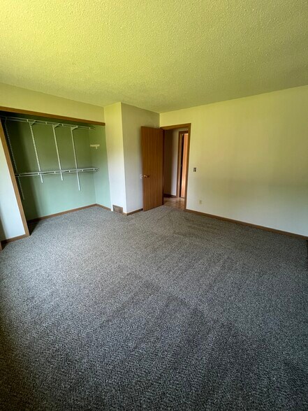 Building Photo - 545 Pine Tree Dr