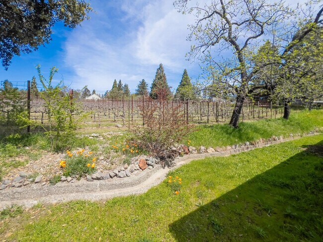 Building Photo - Charming 2 Bed / 2 Bath Home on 1.05 Acres...