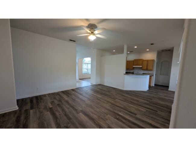 Building Photo - 4 Bedroom, 3 Bath Spacious House in Palm C...