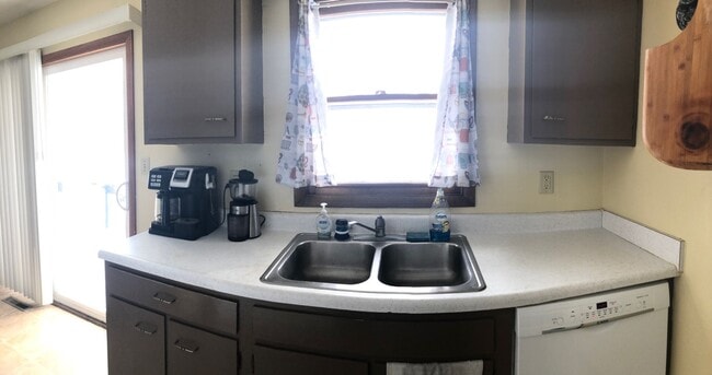 Building Photo - 4-Bed 2-Bath House in Cedar Falls