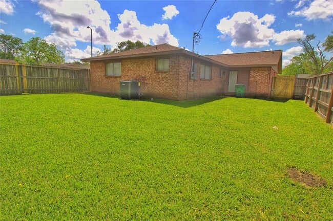 Building Photo - 10915 Roandale Dr