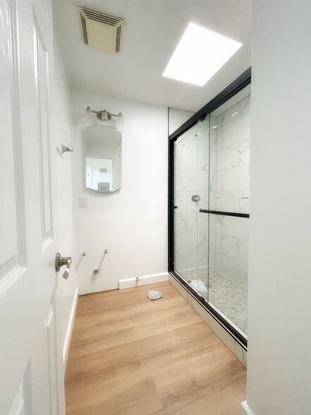 2nd Bathroom - 8976 Hammond Dr