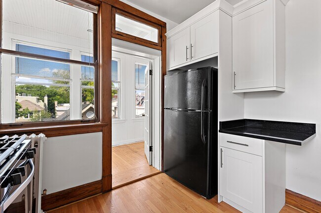 Building Photo - 3936 N Marshfield Ave