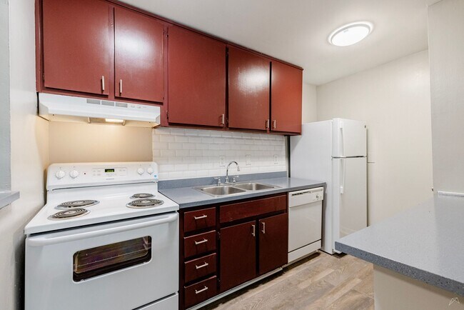 Building Photo - Spacious Apts - Excellent Tucker Location