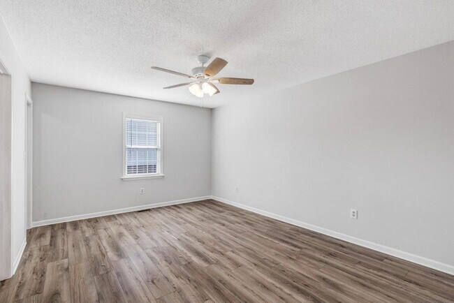 Building Photo - 4 Bedrooms/2 Bath Ranch Home!