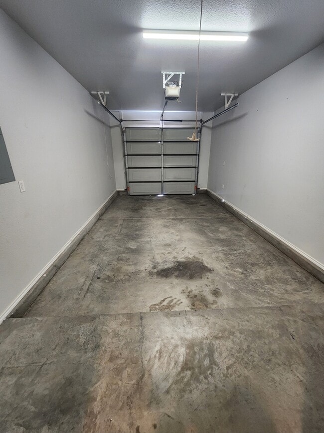 Building Photo - 3 bed 2 bath with 1 car garage