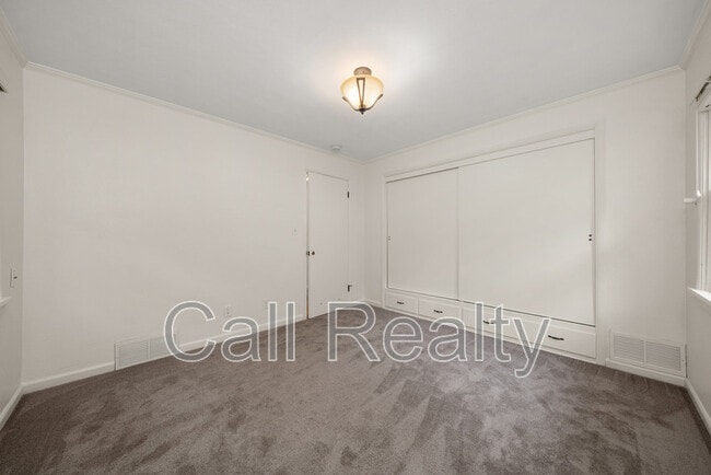 Building Photo - 827 W 11th Ave