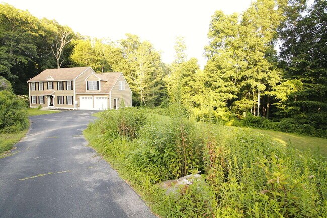 Building Photo - Privacy, Space, and Modern Comfort in Salem