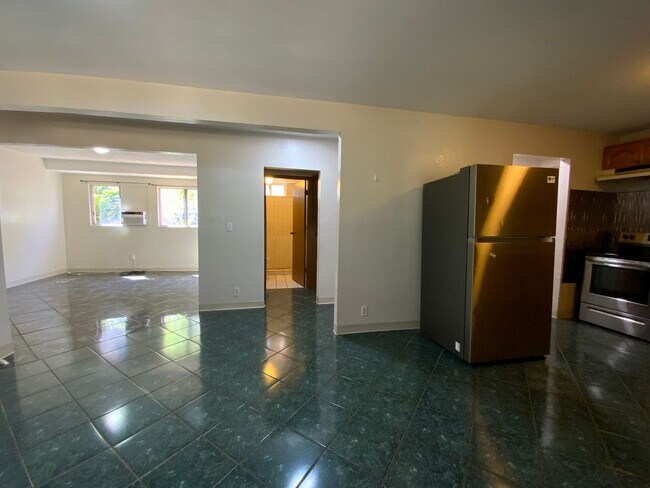 Building Photo - T1171