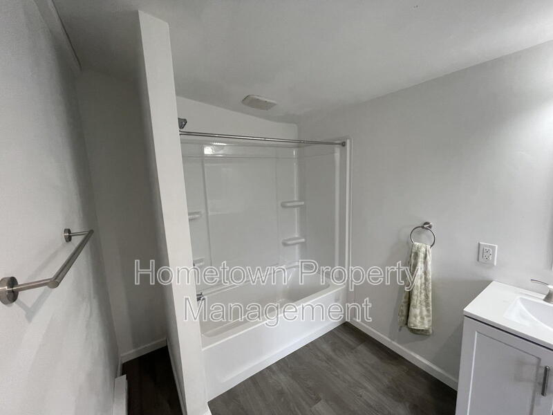 Building Photo - 252 River Rd