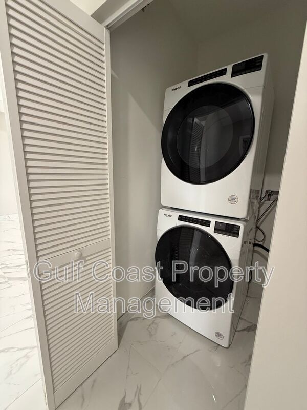 Building Photo - 1726 NE 13th St