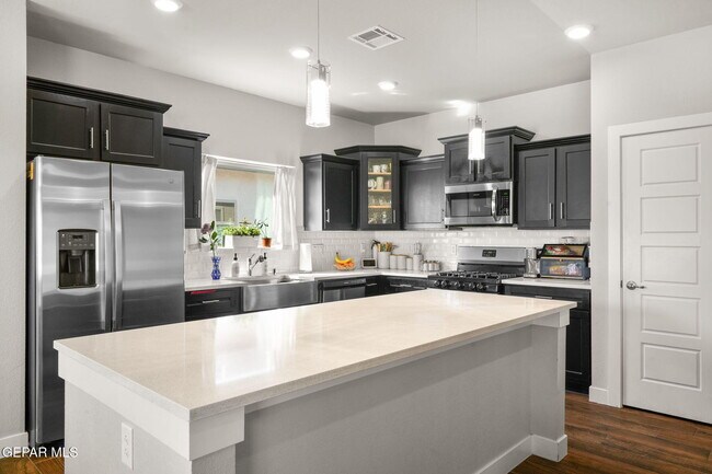 Building Photo - 14820 Mike a Mendoza Ave