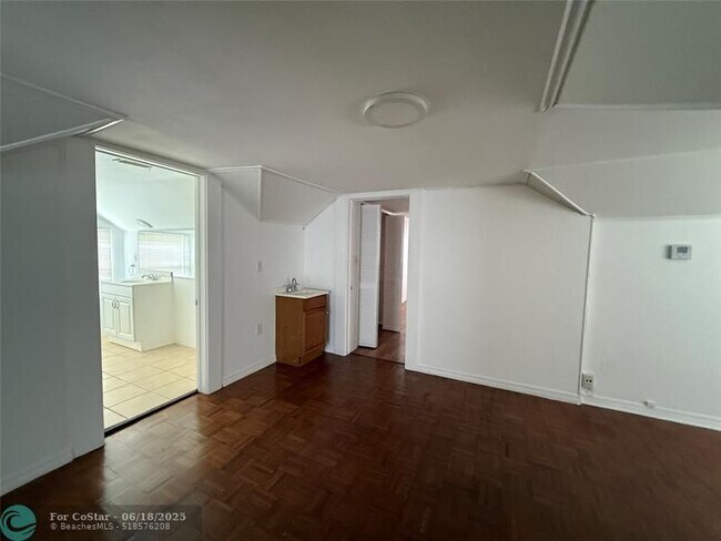 Building Photo - 5025 SW 64th Ave