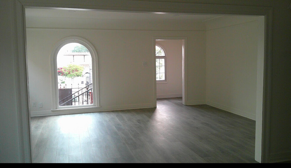 Building Photo - 5039 Franklin Ave