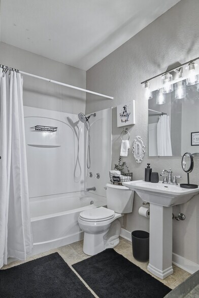 Building Photo - 701 Pine St