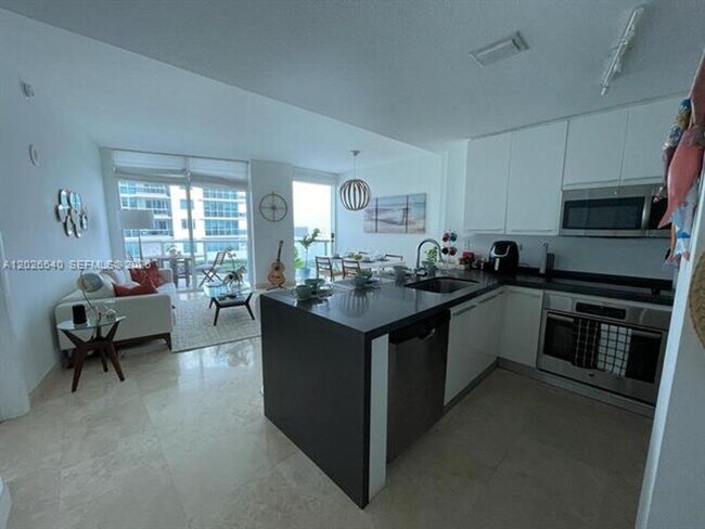 Building Photo - 6515 Collins Ave