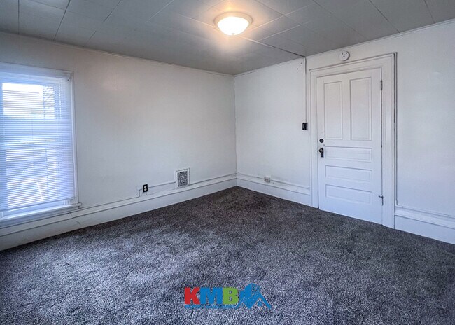 Building Photo - 125 N Van Buren St